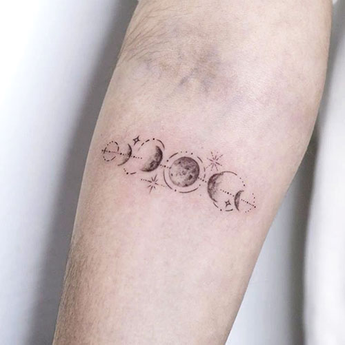 tatuaje de las fases de la luna | tatuajes finos | tatuajes en el brazo | Cornelius Tattoo