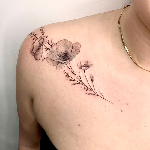 tatuaje de amapolas | tatuajes finos | tatuajes en la clavícula derecha | Cornelius Tattoo