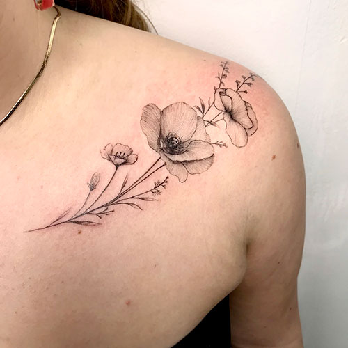 tatuaje de amapolas | tatuajes finos | tatuajes en la clavícula izquierda | Cornelius Tattoo