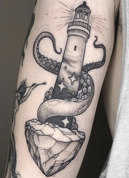 tatuaje en el brazo de un paro rodeado por tentáculos | tatuajes para hombres | estudio tatuajes en Madrid | estudio tatuajes